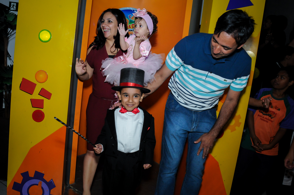 saída da família da máqwuina do parabéns no buffet fábrica da alegria, osasco, sp