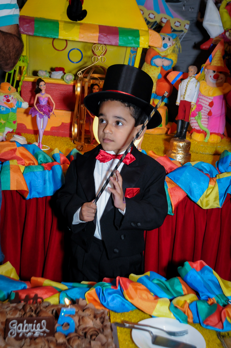 o aniversariante vestido de mágico aproveita para fazer mágica no buffet fábrica da alegria, osasco, sp