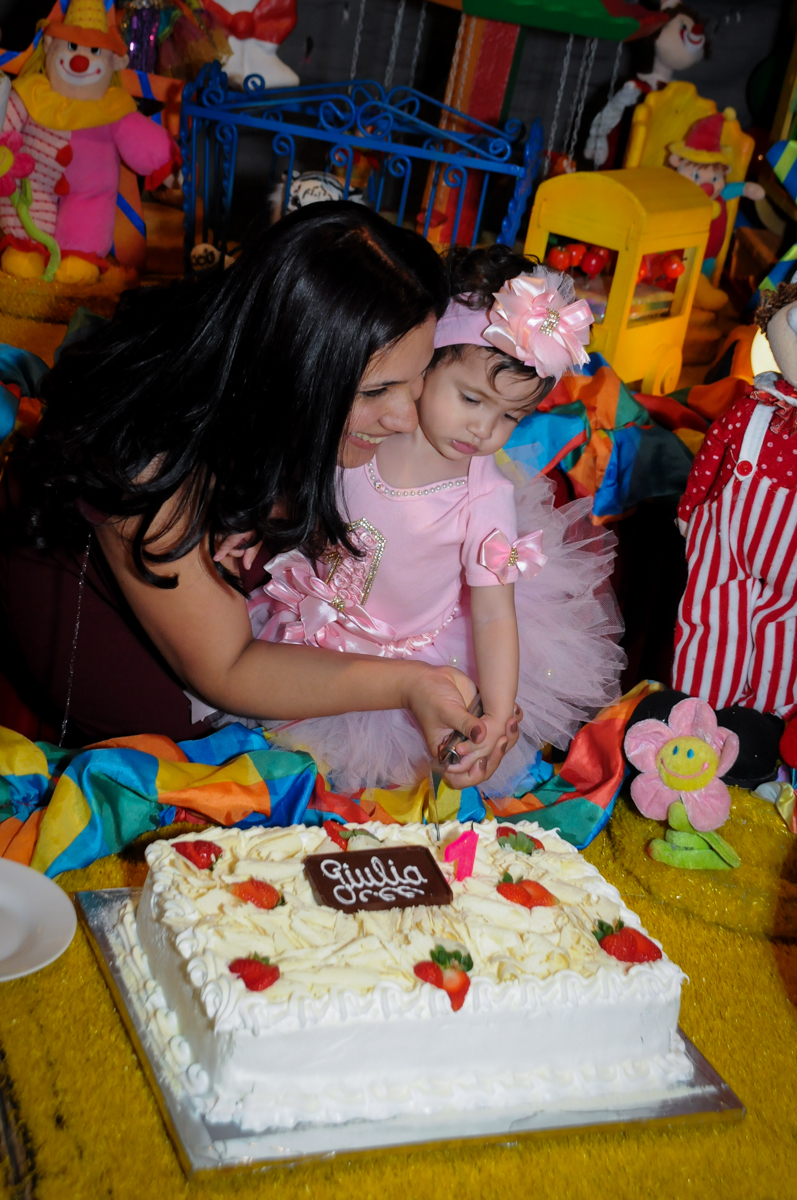 giulia corta o bolo de aniversário no buffet fábrica da alegria, osasco, sp