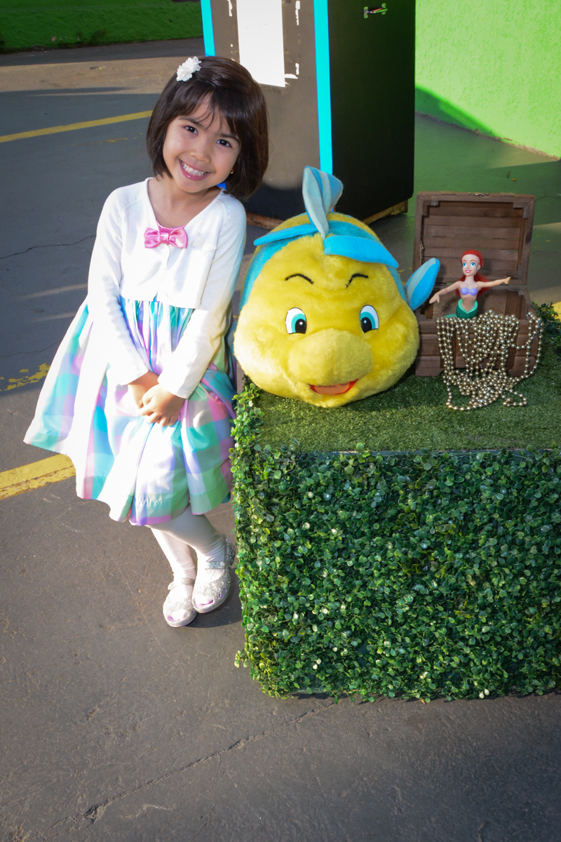aniversariante sendo fotografada em frente ao Buffet Fábrica da Alegria, Morumbi, SP