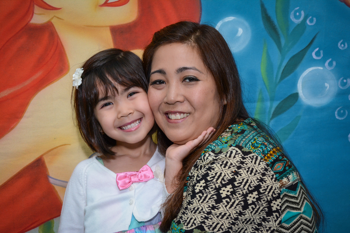 foto da aniversariante com sua mãe em frente a mesa decorada ariel no Buffet Fábrica da Alegria, Morumbi, SP