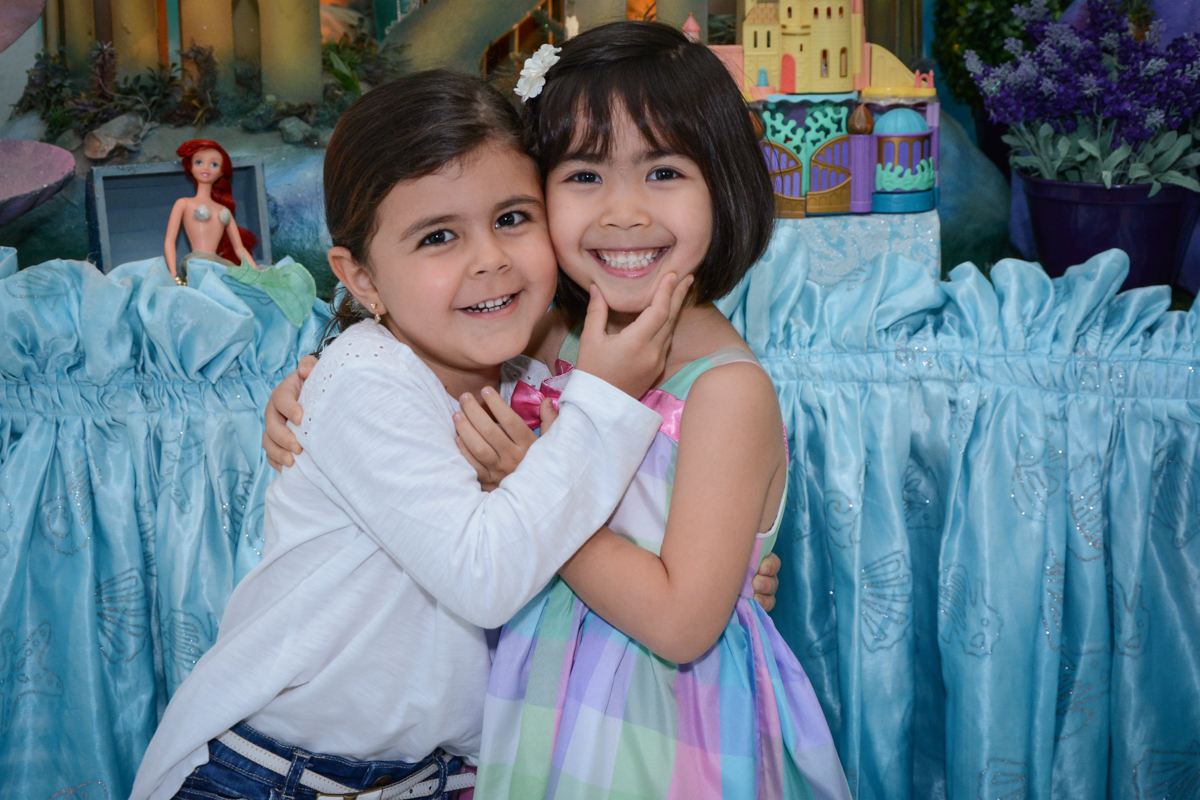 A aniversariante rece be amiguinha para sua festa  de aniversário no Buffet Fábrica da Alegria, Morumbi, SP