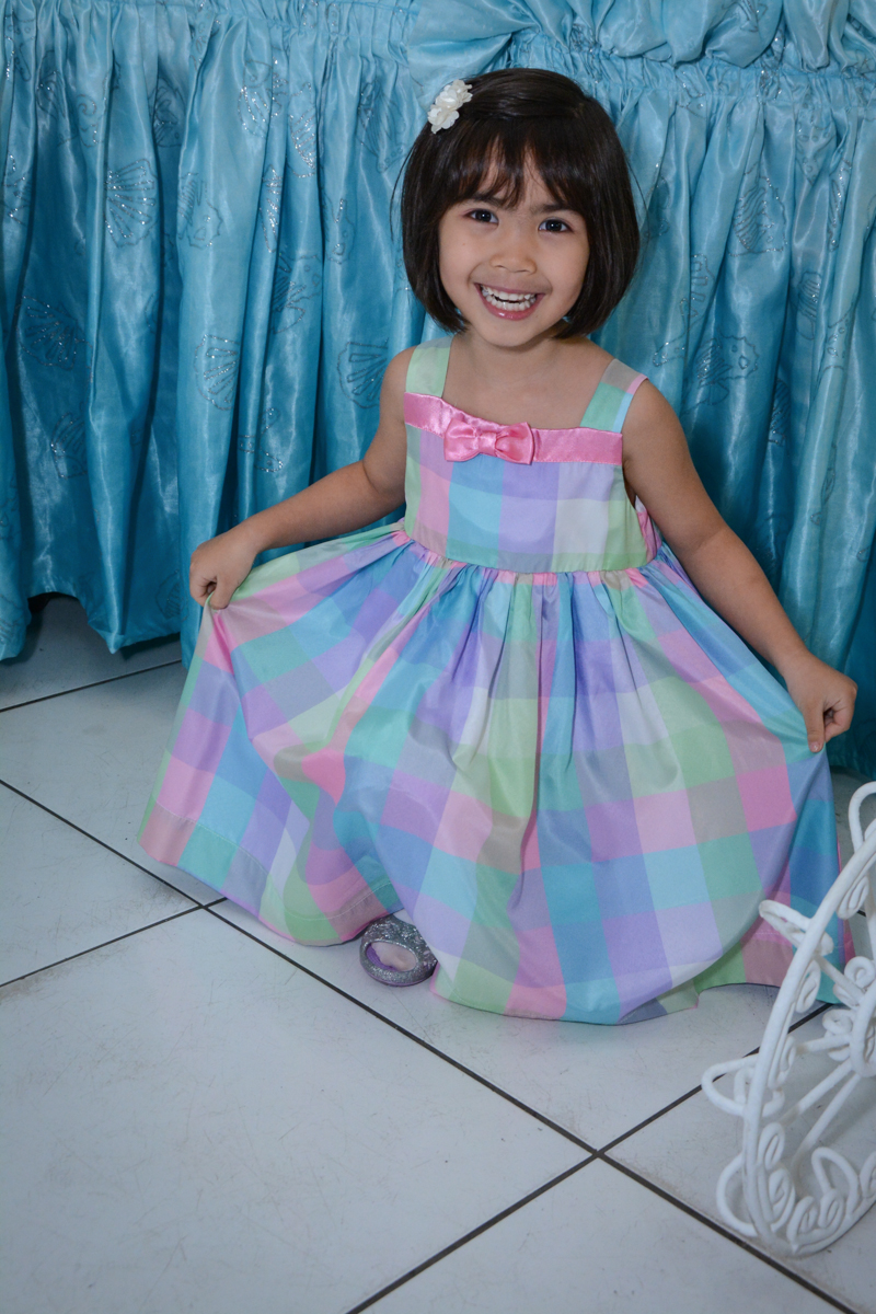 pose para foto de Isabela em frente a mesa decorada ariel no Buffet Fábrica da Alegria, Morumbi, SP