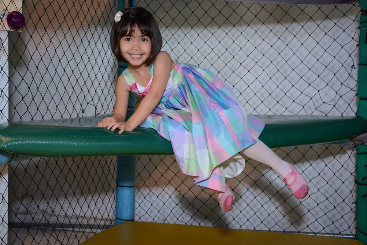 Isabela no brinquedão no Buffet Fábrica da Alegria, Morumbi, SP