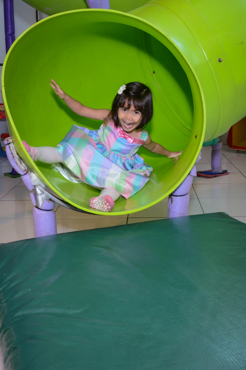 aniversariante no escorregador no Buffet Fábrica da Alegria, Morumbi, SP