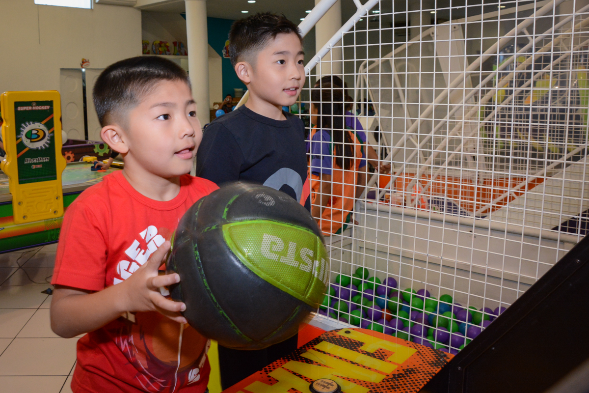 amiguinho no basquete no Buffet Fábrica da Alegria, Morumbi, SP
