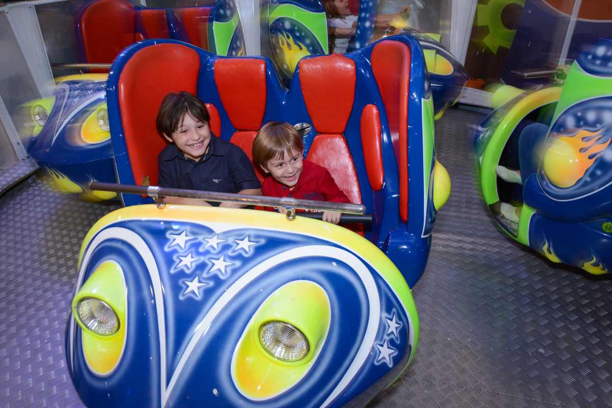 brincadeiras divertidas no brinquedo jornada nas estrelas no Buffet Fábrica da Alegria, Morumbi, SP