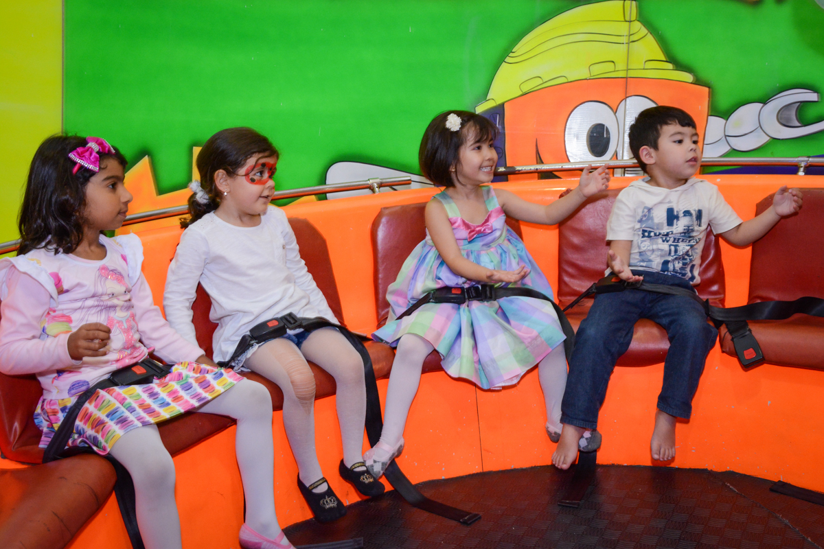 amigas unidas nas brincadeiras no labamba no Buffet Fábrica da Alegria, Morumbi, SP