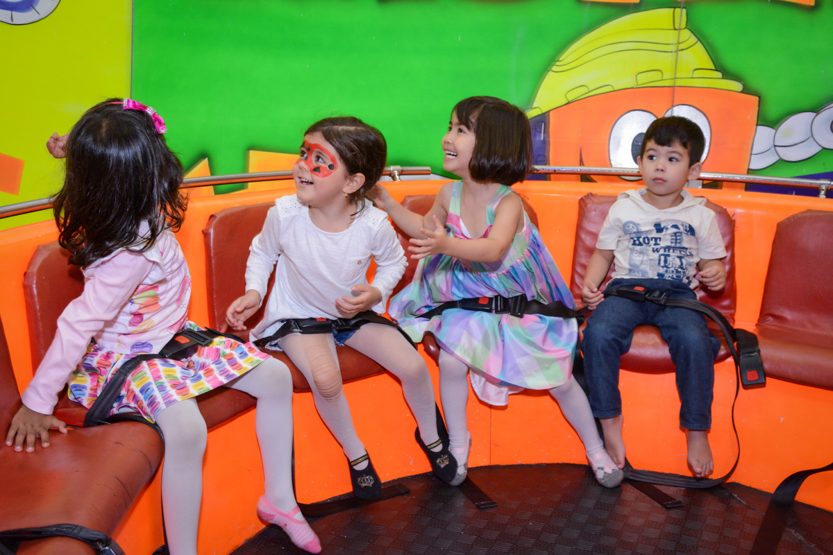 bricando com balão de bexigas no Buffet Fábrica da Alegria, Morumbi, SP