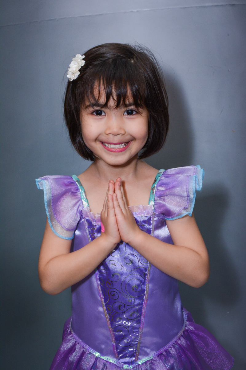 se preparando para o parabéns vestida de ariel no Buffet Fábrica da Alegria, Morumbi, SP