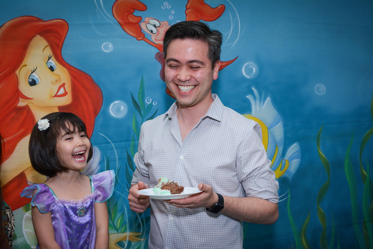 papai ganha o primeiro pedaço de bolo no Buffet Fábrica da Alegria, Morumbi, SP
