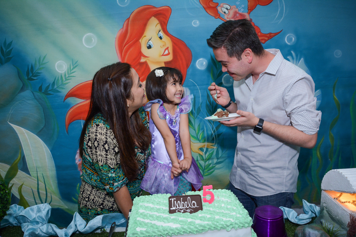 comendo o primeiro pedaço de boço no Buffet Fábrica da Alegria, Morumbi, SP