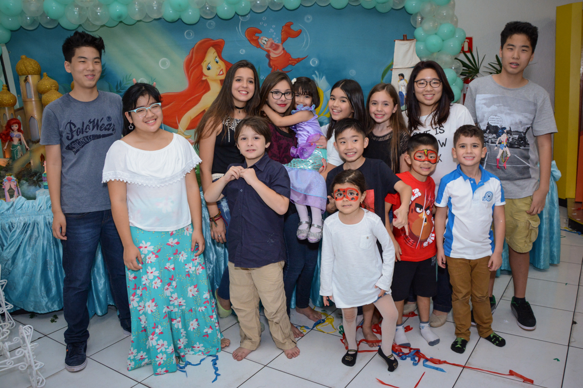 foto dos amiguinhos em frente a mesa decorada ariel no Buffet Fábrica da Alegria, Morumbi, SP