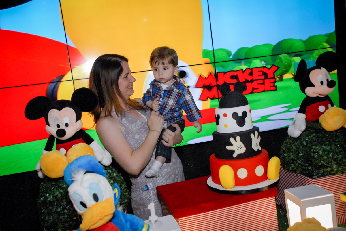 mamãe com o aniversariante no colo na mesa decorada circo no Buffet Bugui Ugui, Vila Mascote, São Paulo