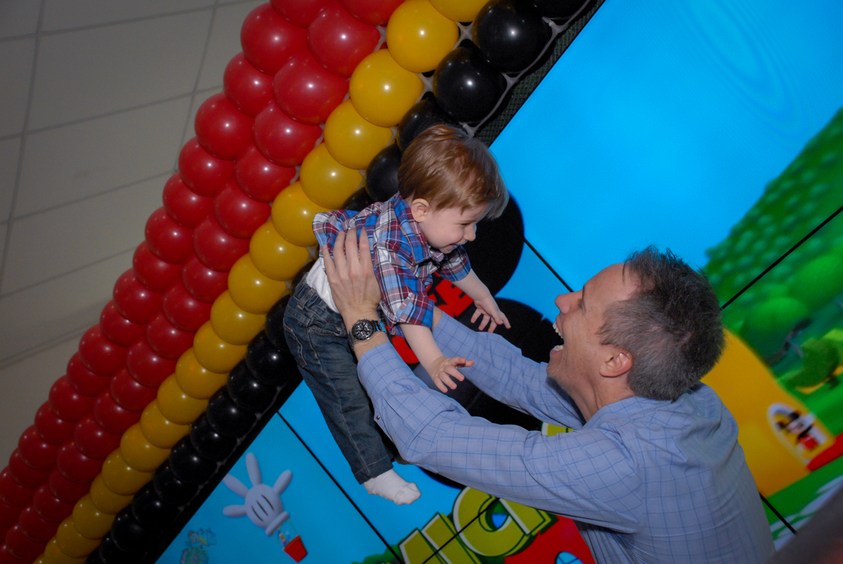 papai brinca com gabriel na mesa decorada circo no Buffet Bugui Ugui, Vila Mascote, São Paulo