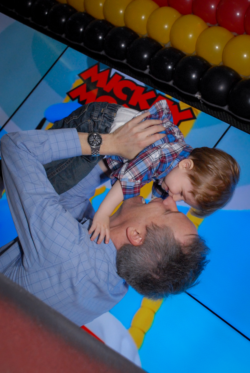 muita bagunça do papai com o aniversariante na mesa decorada no Buffet Bugui Ugui, Vila Mascote, São Paulo