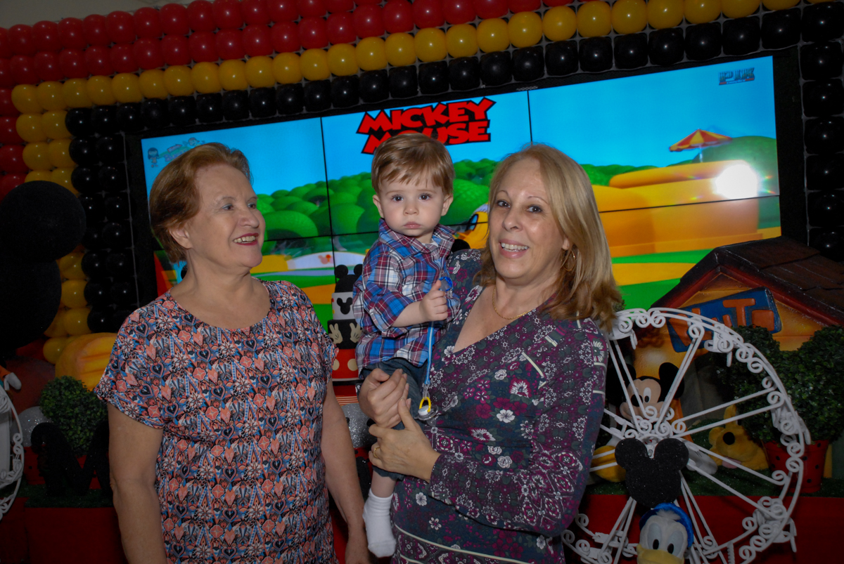 gabriel 1 aninho com as avós na mesa decorada no Buffet Bugui Ugui, Vila Mascote, São Paulo