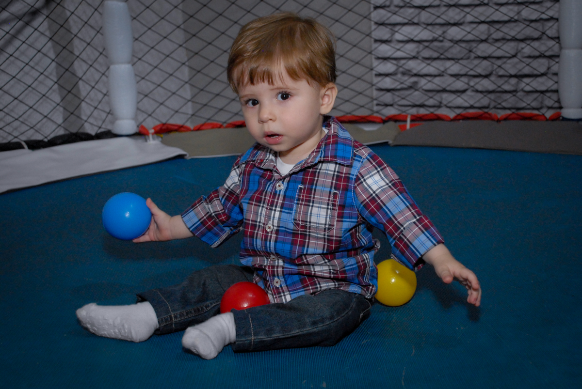 gabriel brinca no pula pula no Buffet Bugui Ugui, Vila Mascote, São Paulo