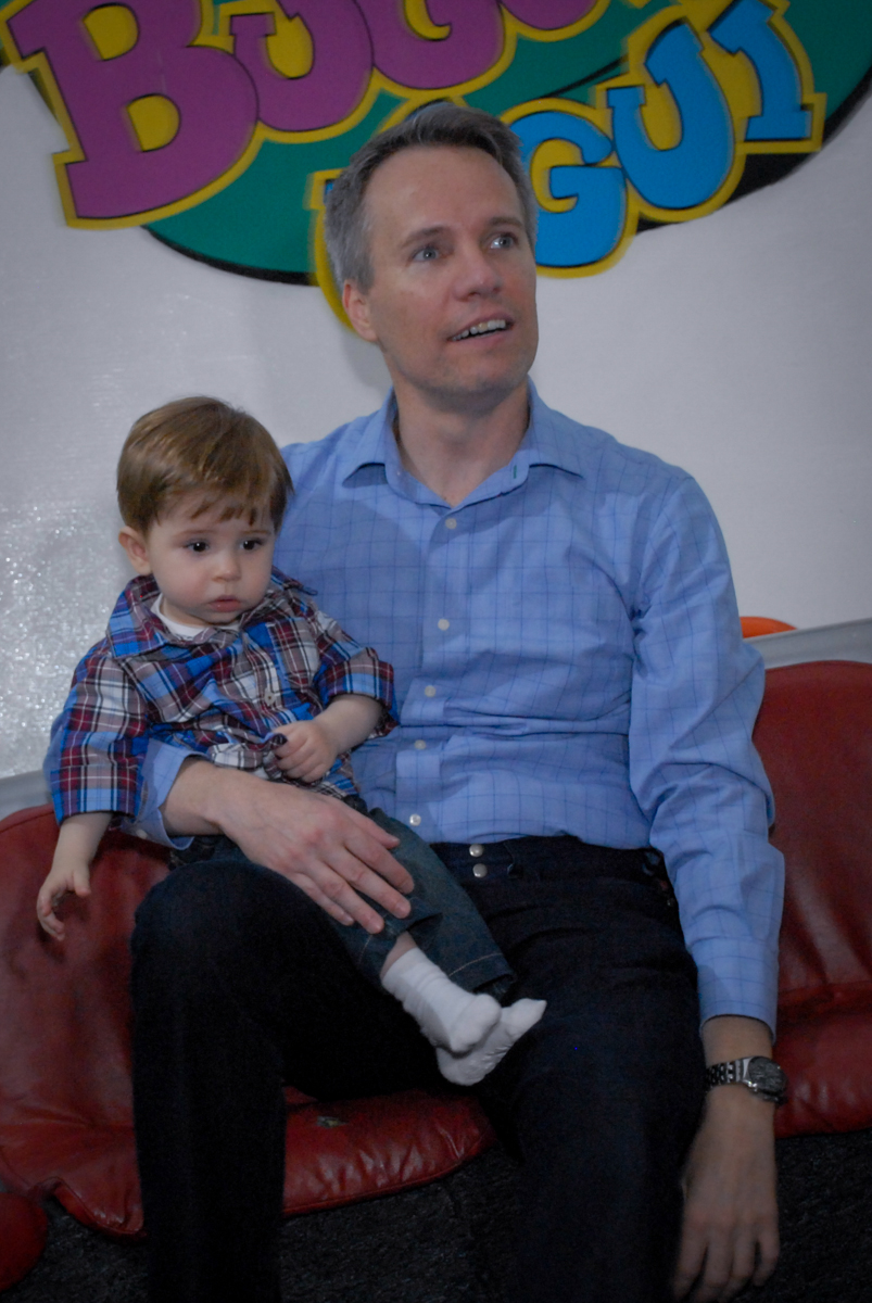 papai e gabriel apreciando a festa de aniversário no Buffet Bugui Ugui, Vila Mascote, São Paulo