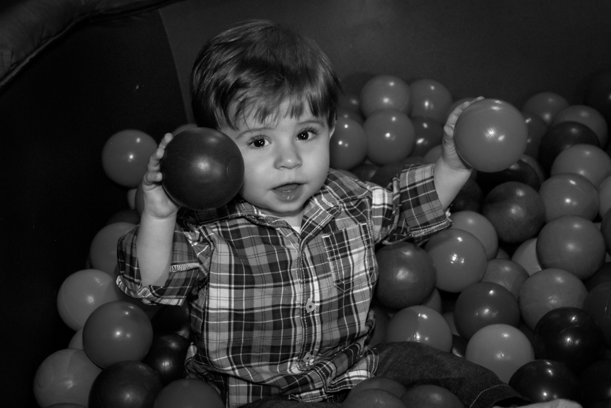 babriel adora bricar na piscina de bolinha no Buffet Bugui Ugui, Vila Mascote, São Paulo