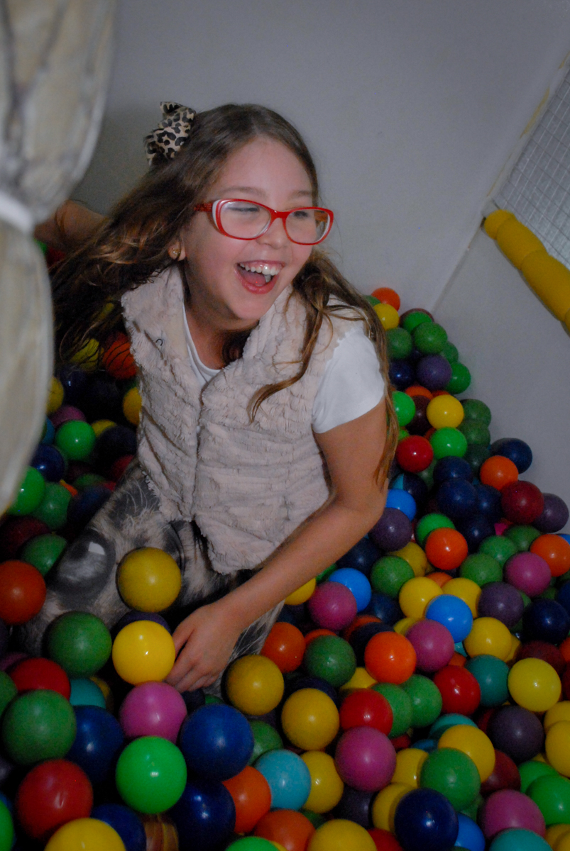 convidada se diverte no tombo legal no Buffet Bugui Ugui, Vila Mascote, São Paulo