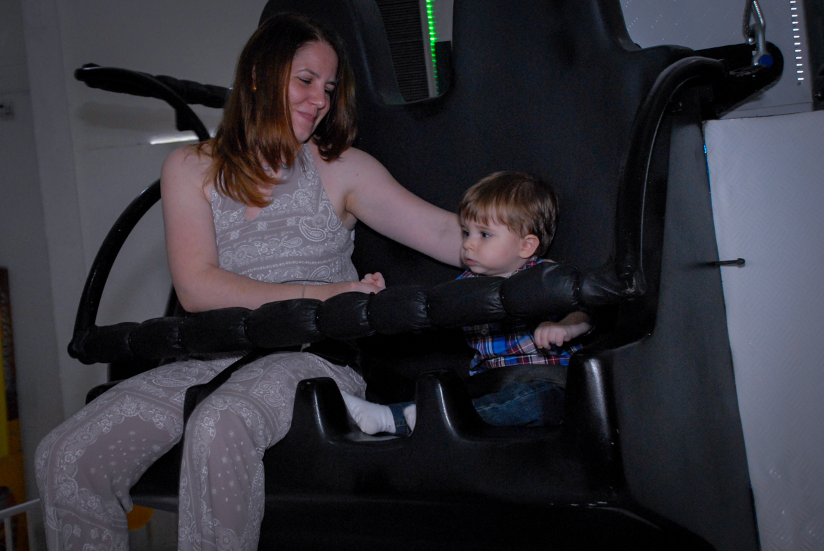 aniversariante e sua mãe no brinquedo elevador no Buffet Bugui Ugui, Vila Mascote, São Paulo