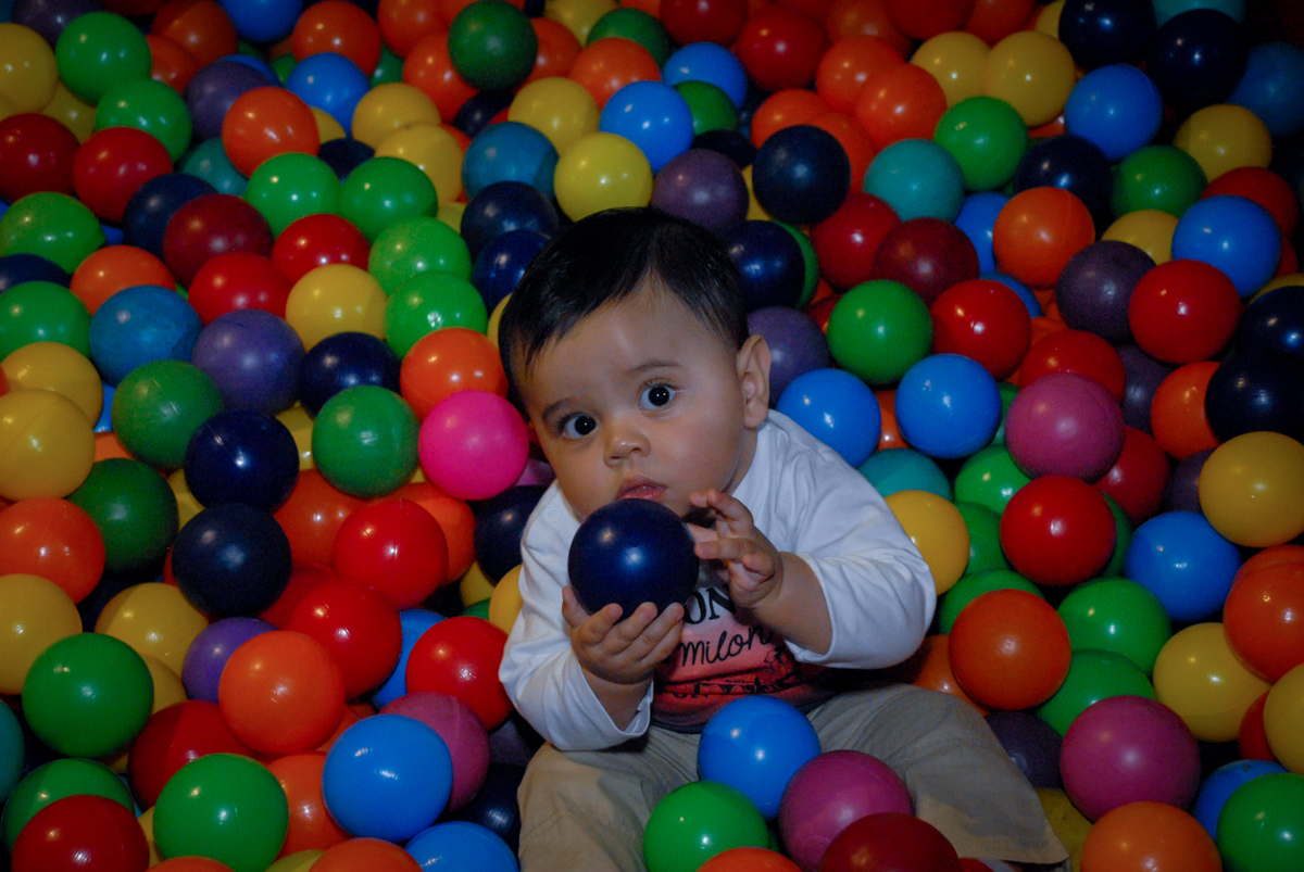 o amiguinho de gabriel na piscina de bolinha no Buffet Bugui Ugui, Vila Mascote, São Paulo