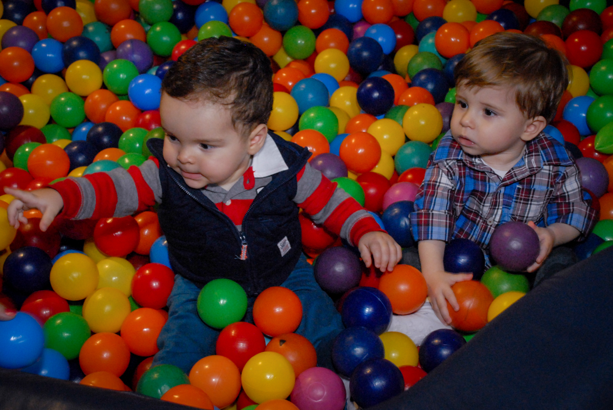 mais brincadeiras na piscina de bolinha no Buffet Bugui Ugui, Vila Mascote, São Paulo
