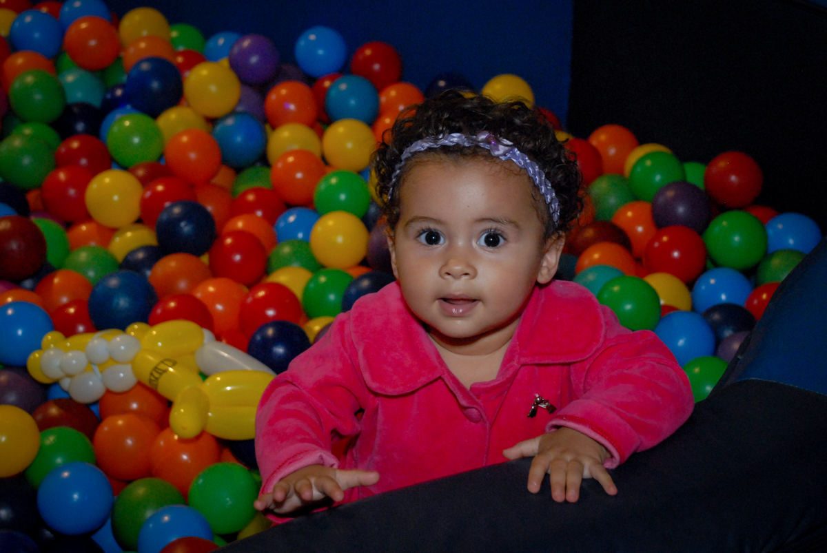alegria da bebê na piscina de bolinha no Buffet Bugui Ugui, Vila Mascote, São Paulo