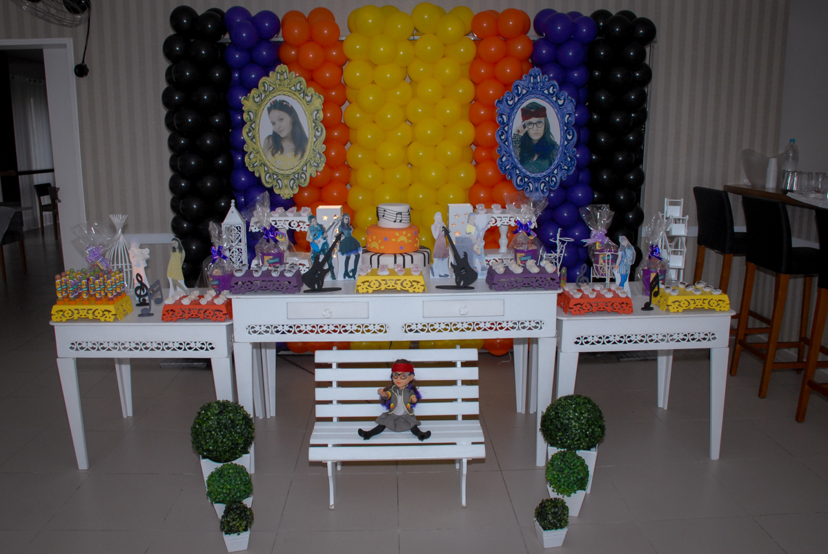 mesa decorada cúmplices de um resgate no Condomínio em Alphaville