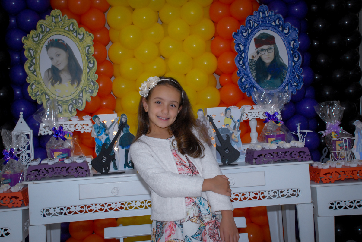 foto da aniversariante em frente a mesa decorada cúmplice de um resgate Condomínio em Alphaville