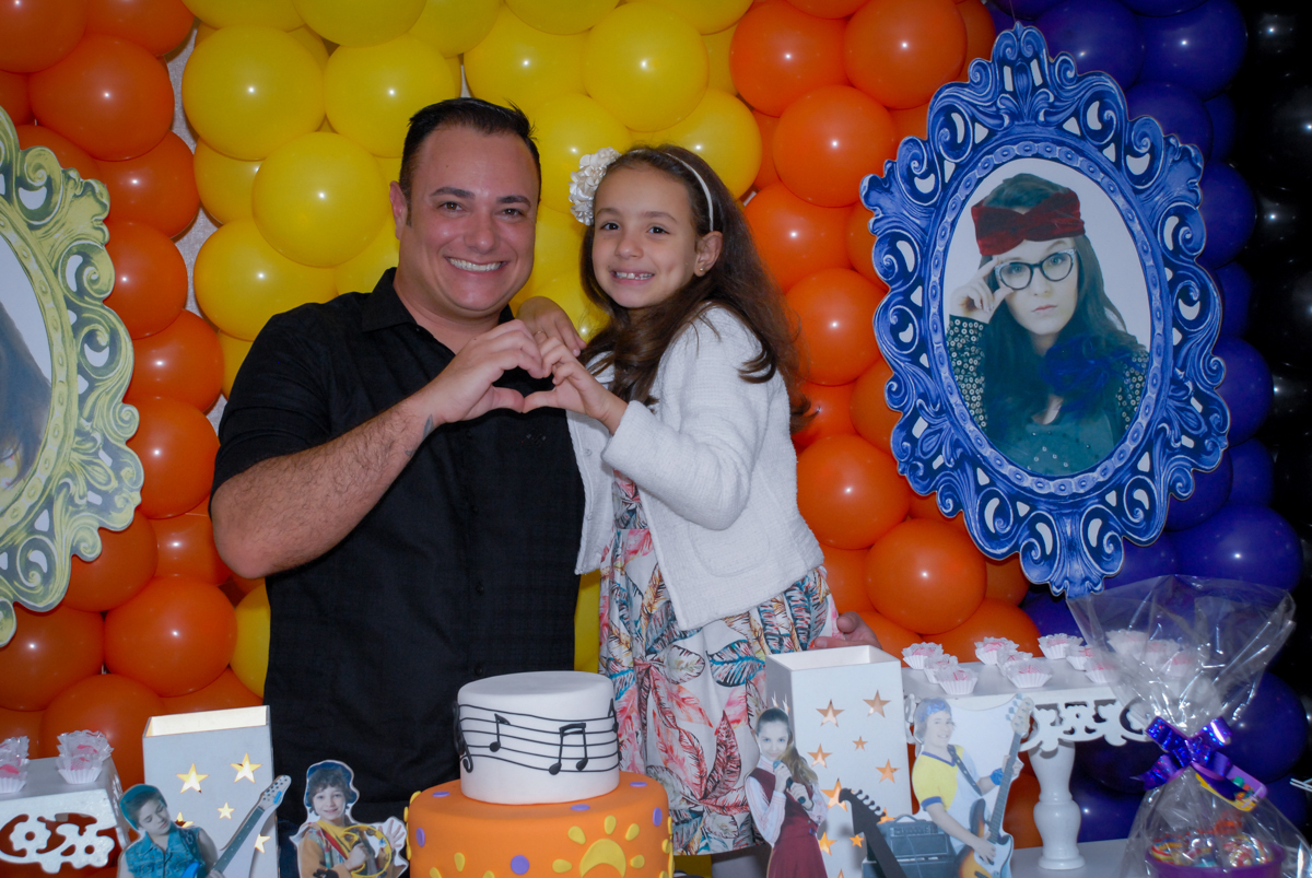 foto de Brenda e seu pai em frente a mesa decorada cúmplice de um resgate no Condomínio em Alphaville