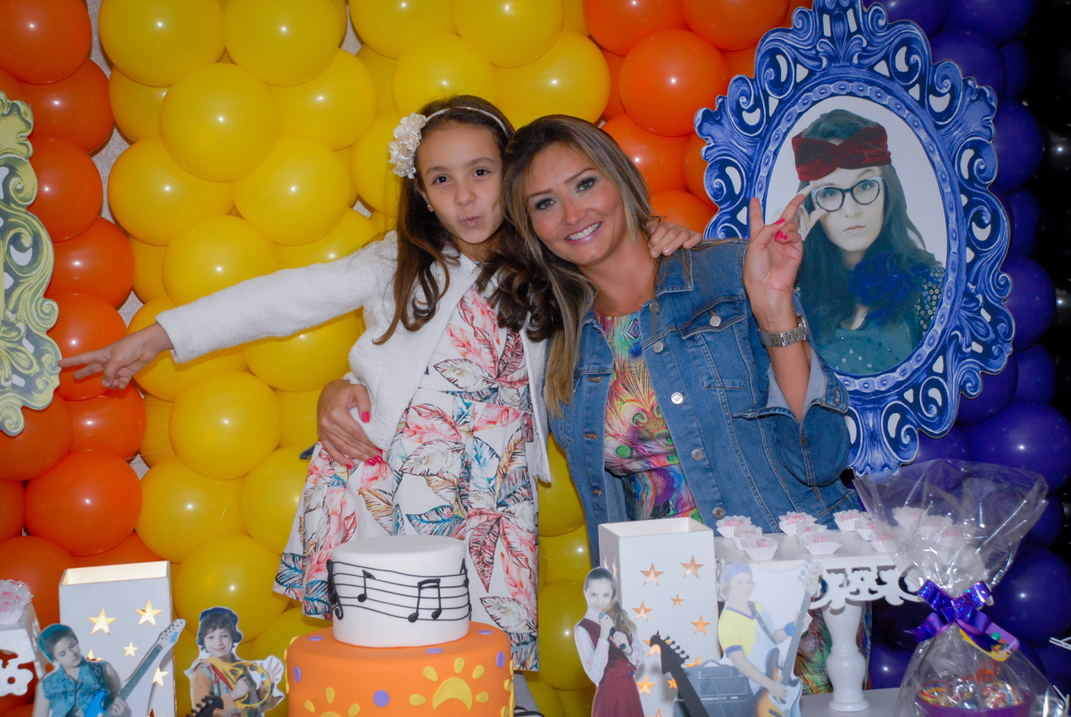 mais pose para foto em frente a mesa cúmplices de um resgate no Condomínio em Alphaville