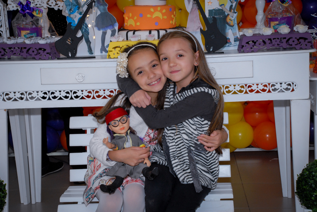 abraço carinhoso da amiga na festa da Brenda no Condomínio em Alphaville