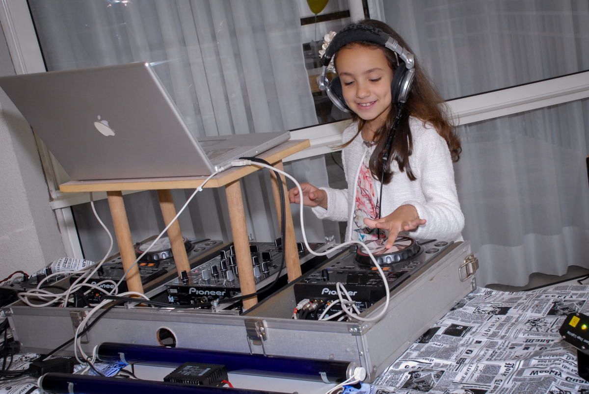 nossa aniversariante vira DJ em sua festa no Condomínio em Alphaville
