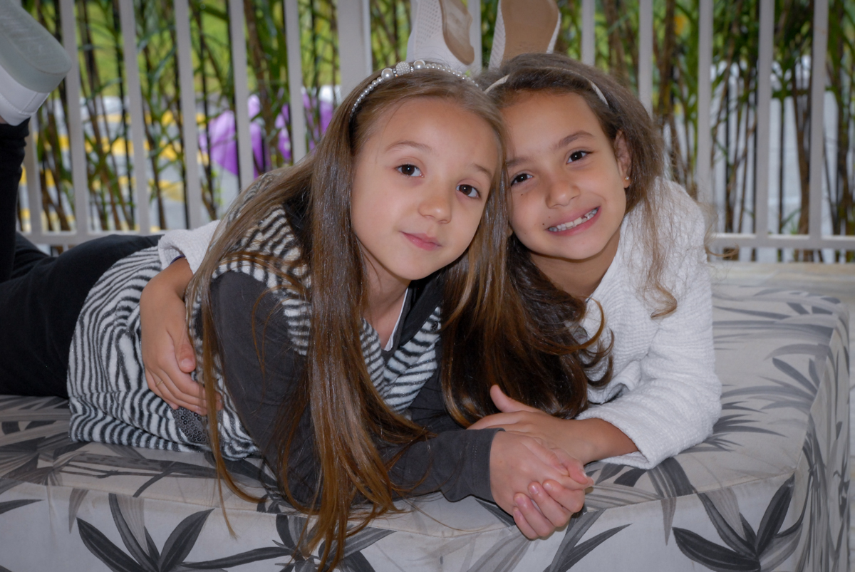 foto da aniversariante com amiguinha no Condomínio em Alphaville