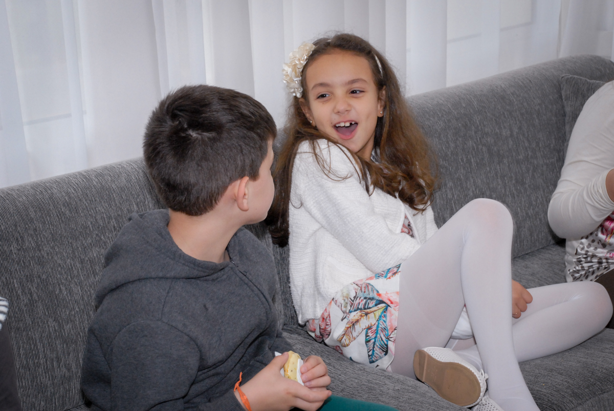 recebendo amigos em sua festa no Condomínio em Alphaville