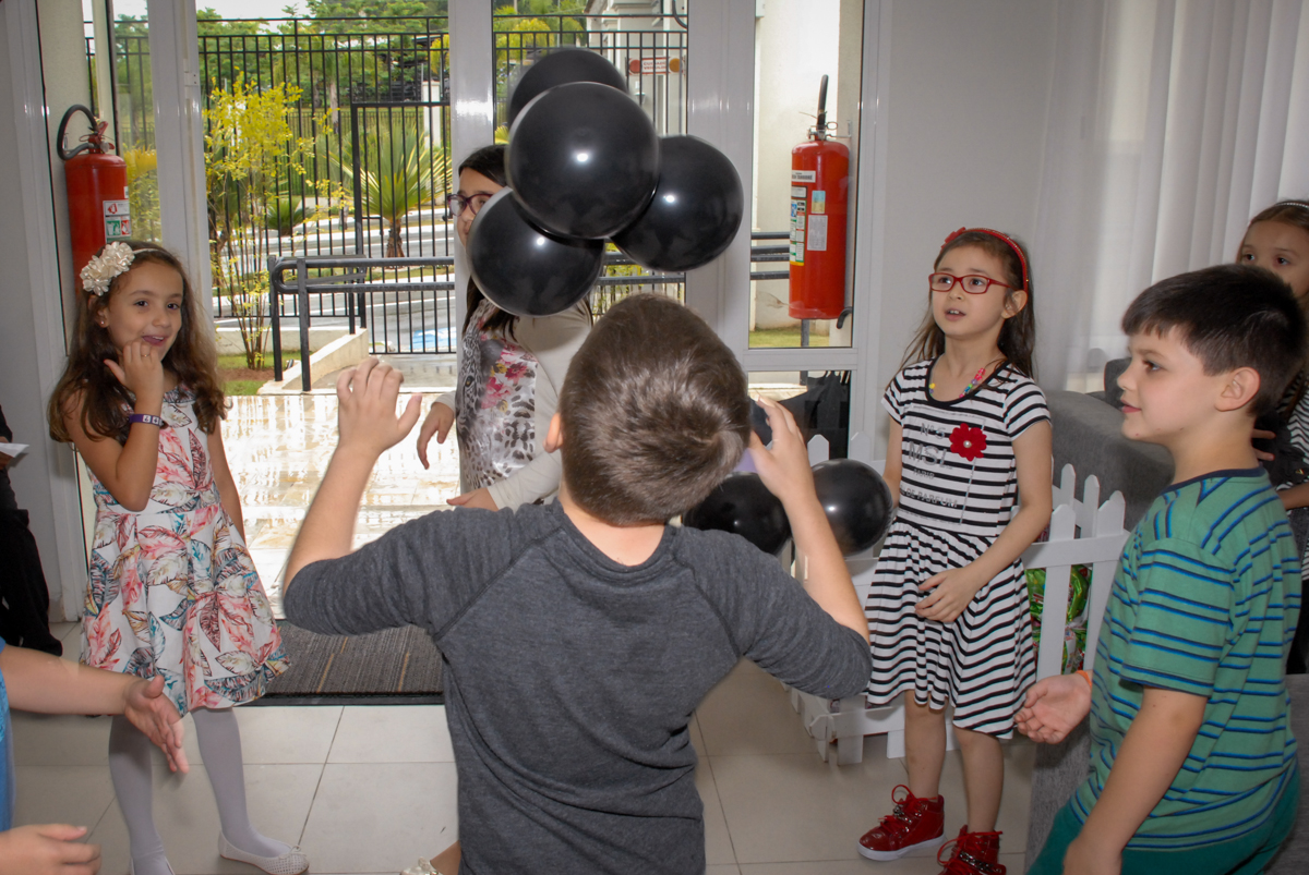 brincando com os bolões no Condomínio em Alphaville