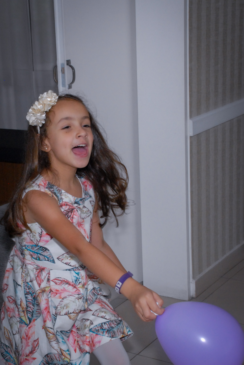 brincando de pega pega na festa de aniversário da brenda no Condomínio em Alphaville