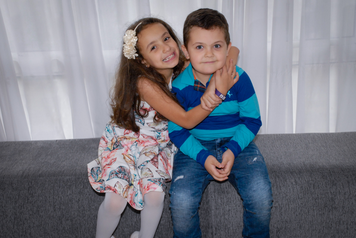 abraço gostoso no amigo na festa de aniversário da brenda no Condomínio em Alphaville