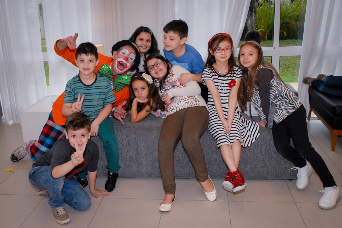 foto dos amigos na festa da brenda no Condomínio em Alphaville