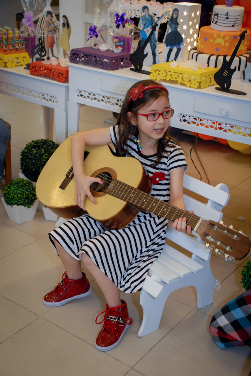 convidada toca violão no Condomínio em Alphaville