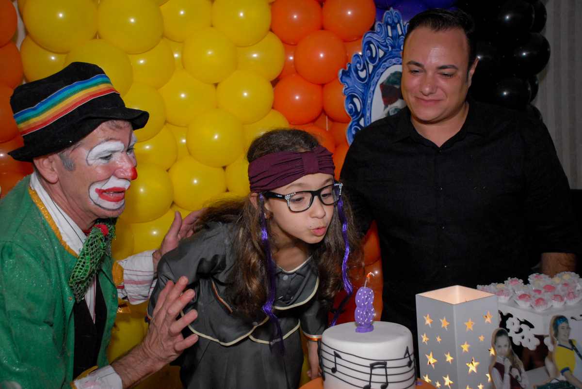 soprando a velinha do bolo da festa da brenda no Condomínio em Alphaville