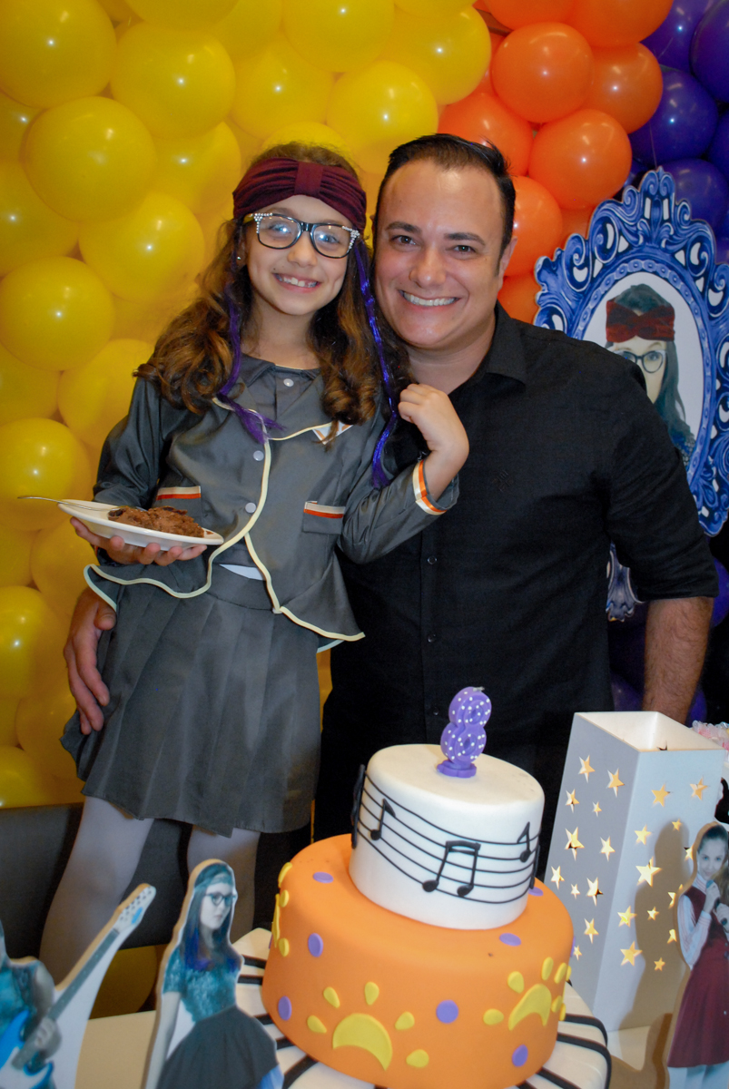 brenda faz foto com seu pai na mesa decorada cúmplices de um resgate no Condomínio em Alphaville