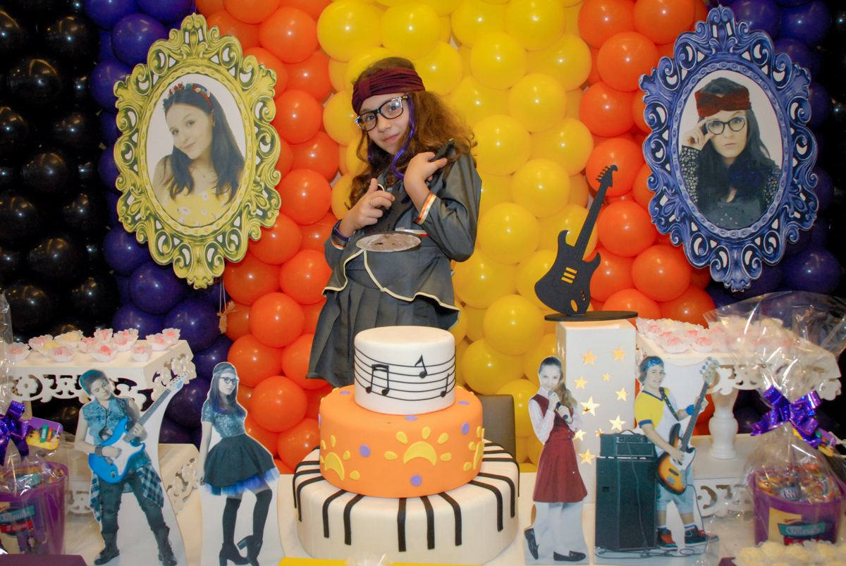 a aniversariante posa para foto na mesa decorada cúmplices de um resgate no Condomínio em Alphaville