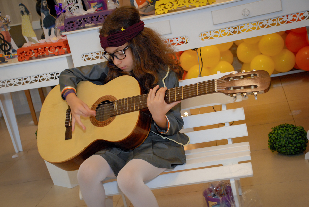 final da festa com a aniversariante tocando violão no Condomínio em Alphaville