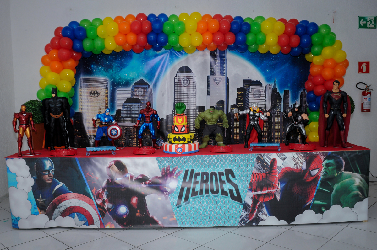 mesa temática super heróis no Buffet Fábrica da Alegria Morumbi