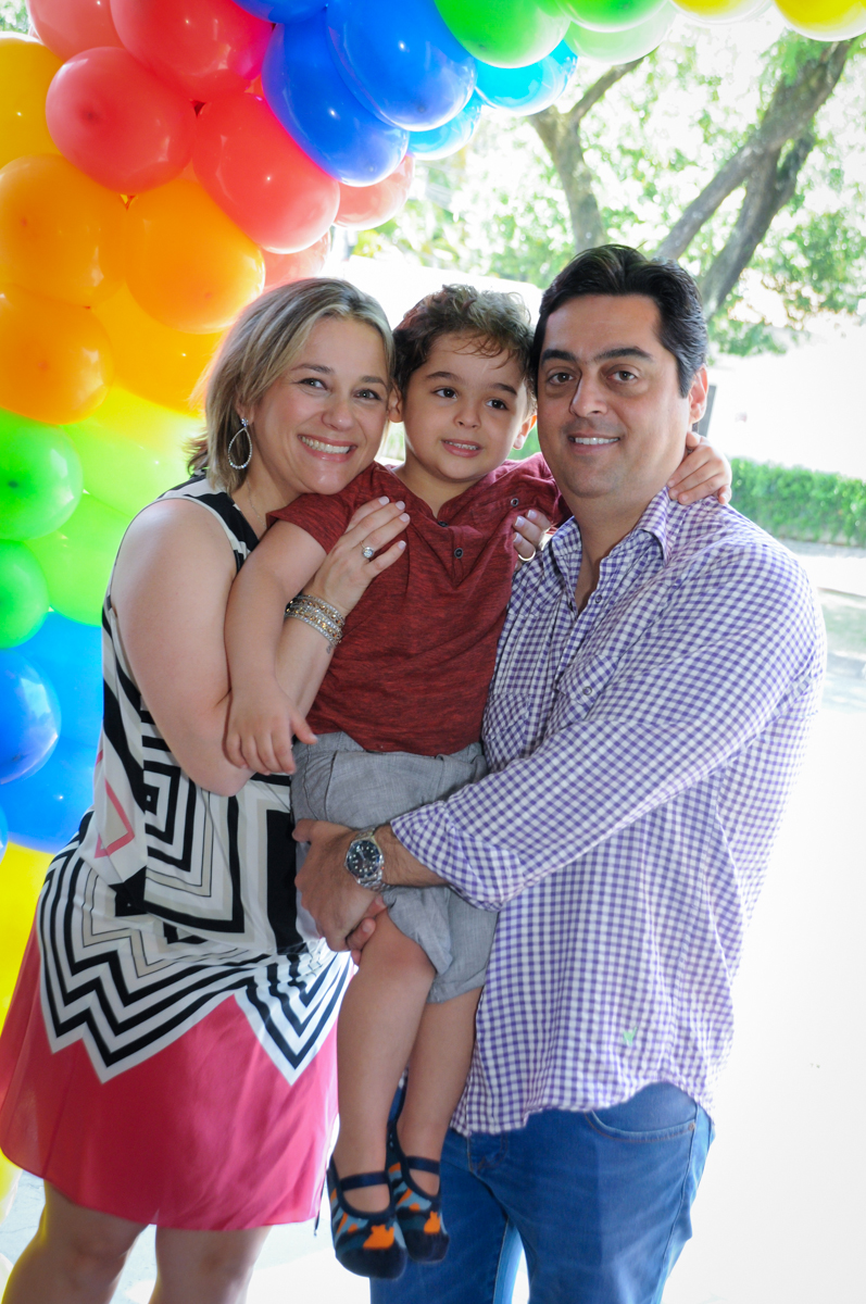 foto da família na fachada do Buffet Fábrica da Alegria Morumbi