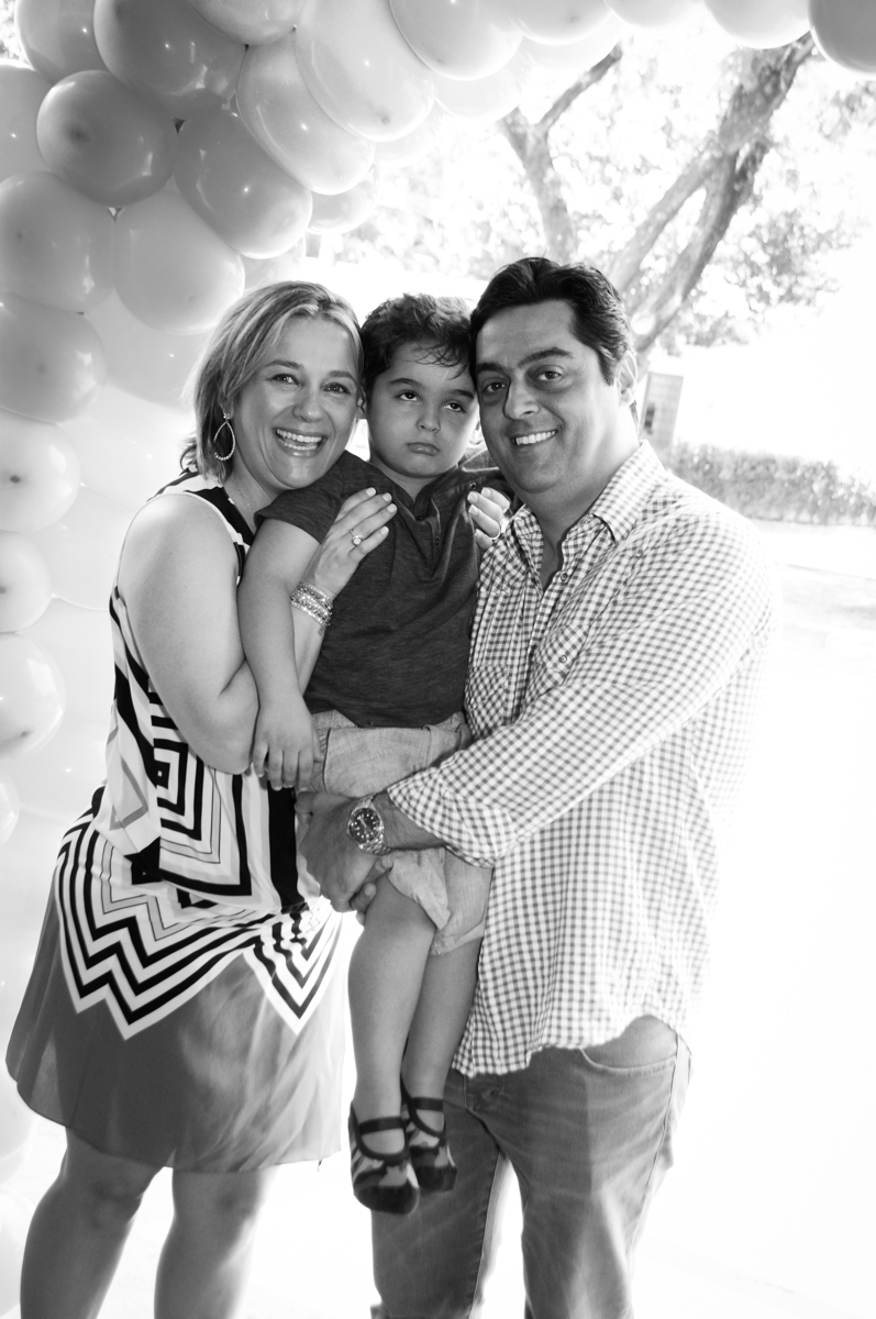 foto da família em baixo do arco de bexigas no Buffet Fábrica da Alegria Morumbi