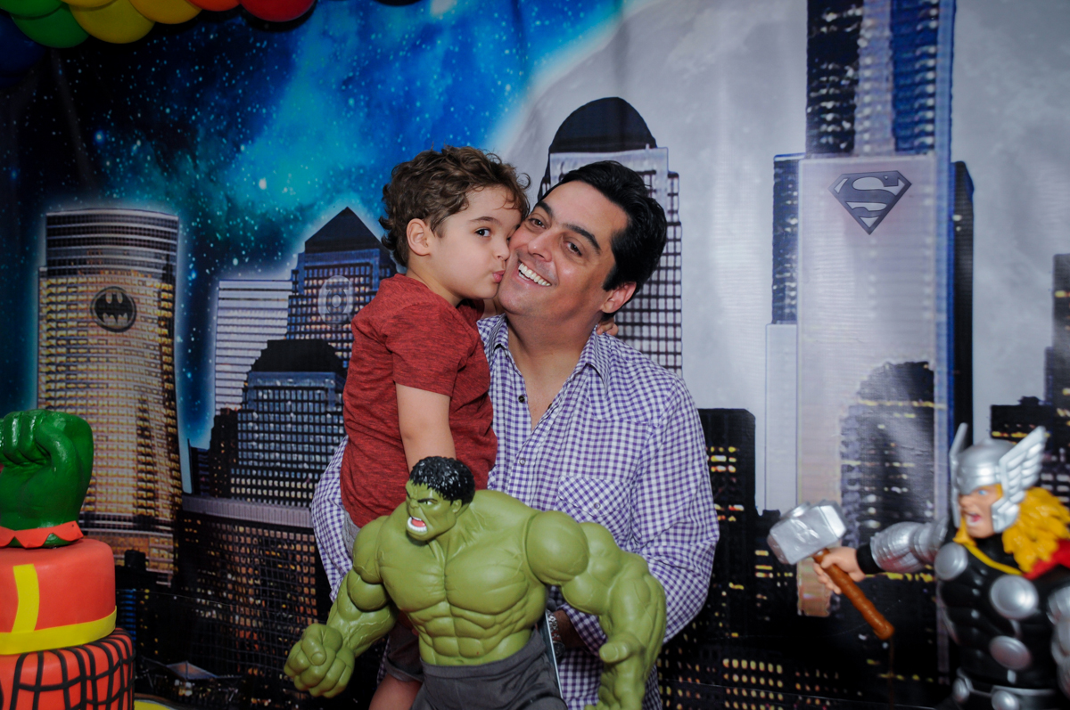 O aniversariante dando beijinho em seu pai no Buffet Fábrica da Alegria Morumbi